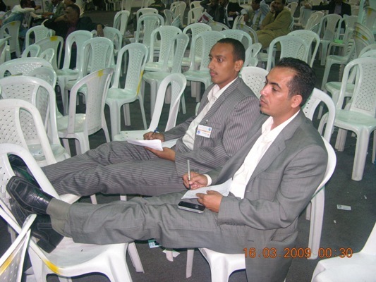احمد الزرقة يرصد اصواته والى اليسار حسين اللسواس